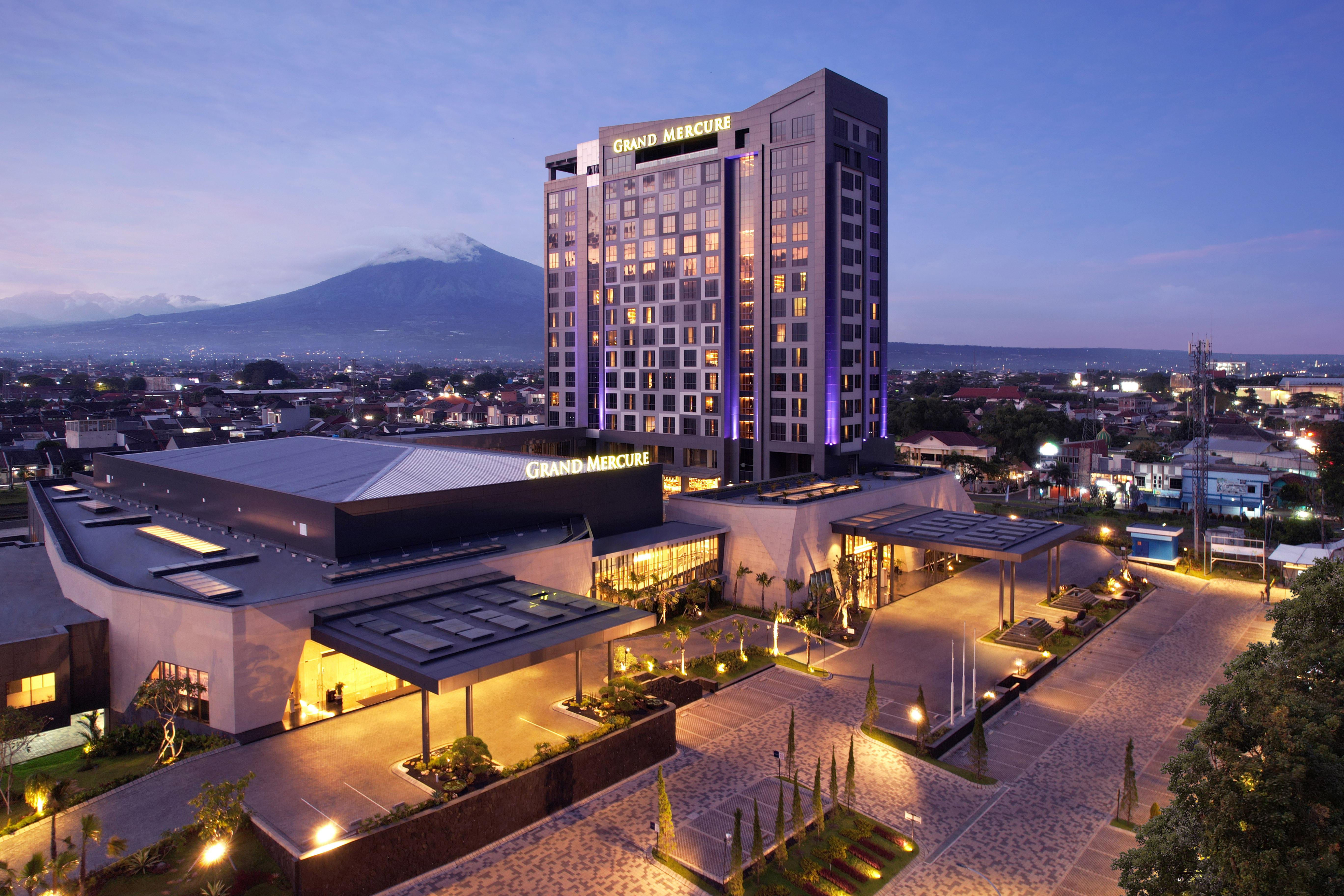 Grand Mercure Malang Esterno foto
