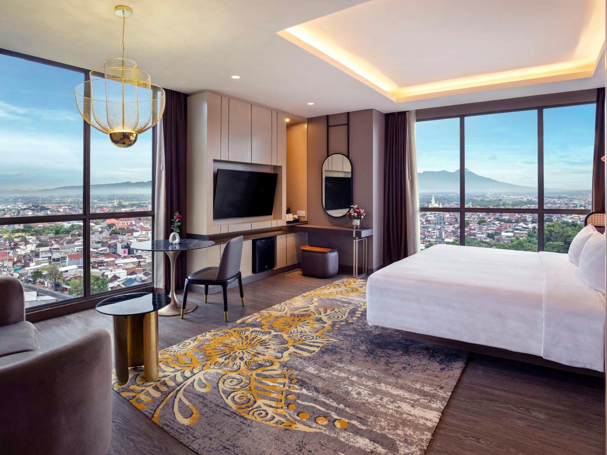 Grand Mercure Malang Esterno foto