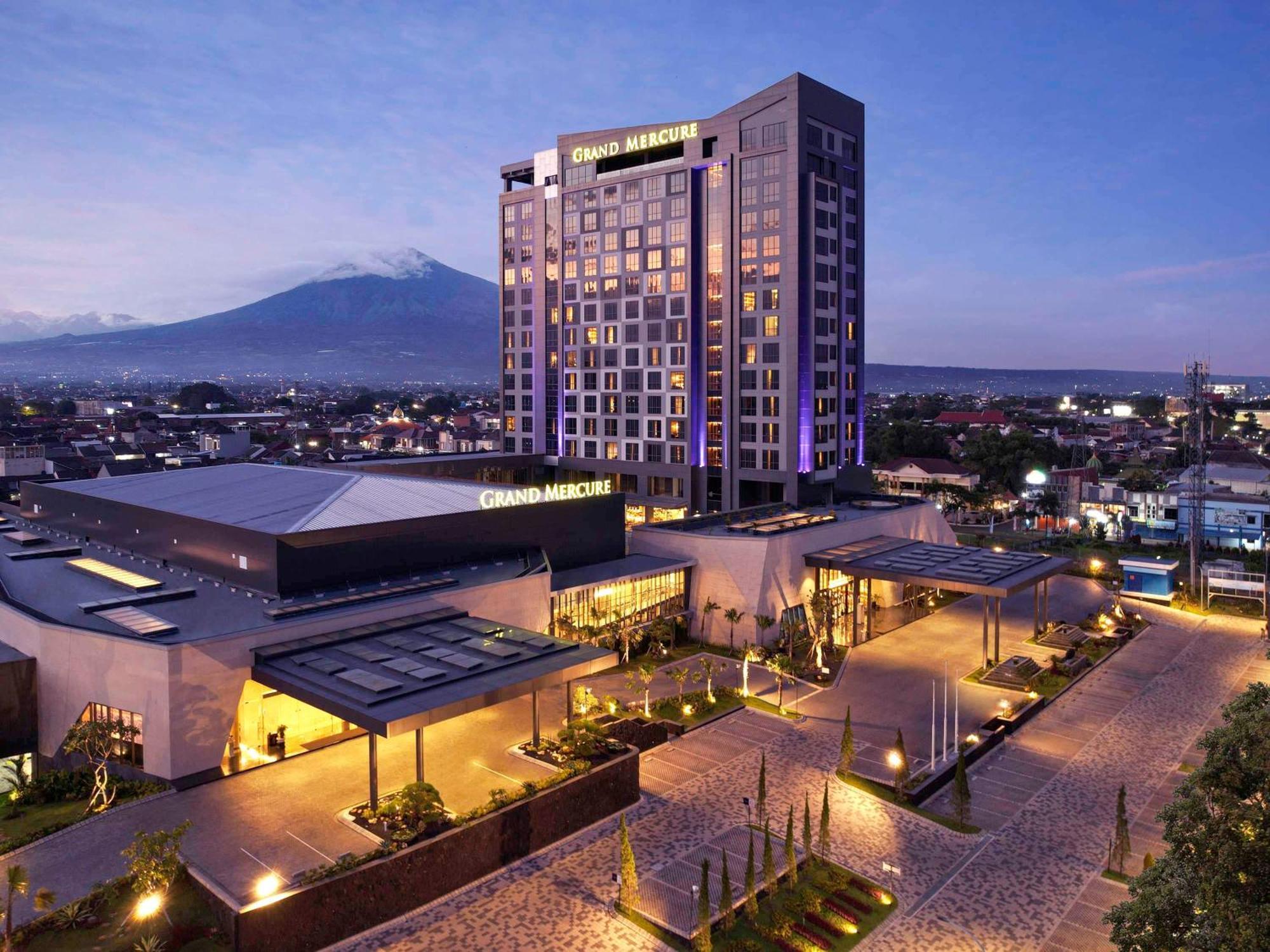 Grand Mercure Malang Esterno foto
